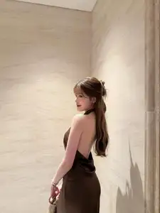Tăng Mỹ Hàn: Hot Girl Flaunts Alluring Figure in Striking Backless Silk Dress - image 4