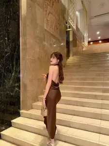 Tăng Mỹ Hàn: Hot Girl Flaunts Alluring Figure in Striking Backless Silk Dress - image 10