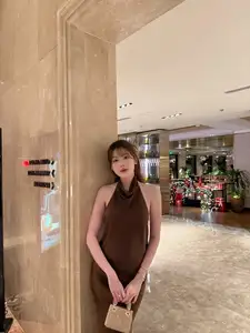 Tăng Mỹ Hàn: Hot Girl Flaunts Alluring Figure in Striking Backless Silk Dress - image 6