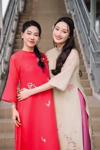 Vietnamese Beauty Queens Showcase Elegant Ao Dai Trends for Spring 2025 - image 11