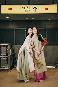 Vietnamese Beauty Queens Showcase Elegant Ao Dai Trends for Spring 2025 - image 12