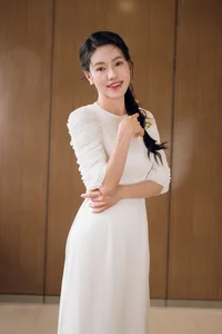 Vietnamese Beauty Queens Showcase Elegant Ao Dai Trends for Spring 2025 - image 6
