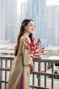 Vietnamese Beauty Queens Showcase Elegant Ao Dai Trends for Spring 2025 - image 5