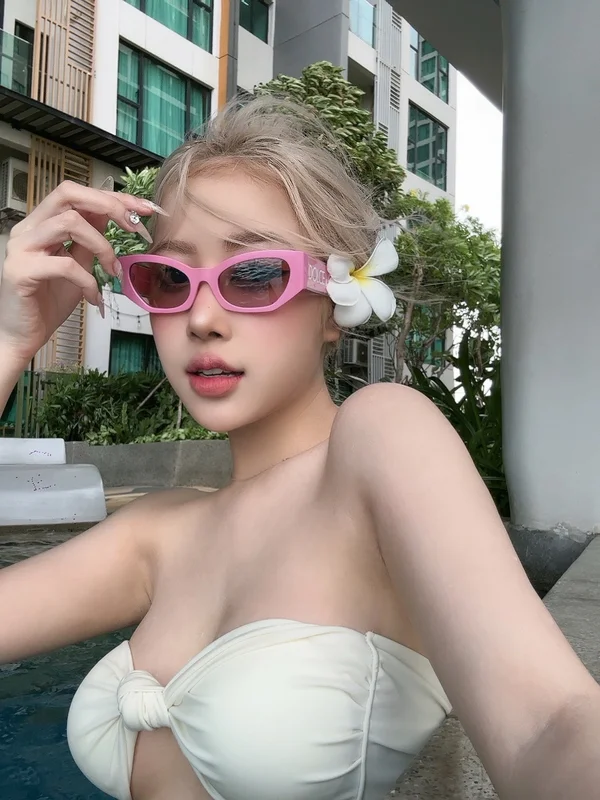 Captivating Fashion Styles of the Vietnamese Rosé Lookalike