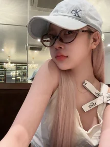 Captivating Fashion Styles of the Vietnamese Rosé Lookalike - image 1