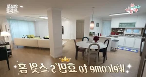 Modern Elegance and Ageless Beauty: A Tour Through the Luxurious Apartment of a Famous Pop Star - image 2