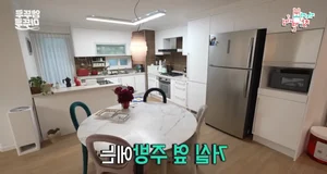 Modern Elegance and Ageless Beauty: A Tour Through the Luxurious Apartment of a Famous Pop Star - image 1