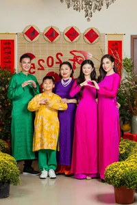 Iconic Ao Dai Trends: Vietnamese Celebrity Families Celebrate Lunar New Year in Style - image 4