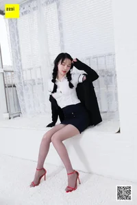 Elegant Corporate Style: IESS Cat-like Female Boss Featuring Miao Jie Fashion Gallery - image 3
