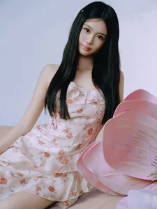 The Timeless Elegance of Christy Chung and Her Three Beautiful Daughters - image 2