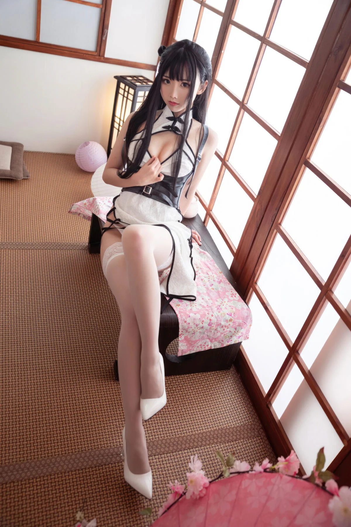 Coser MianBing XianEr: Elegant & Alluring in White Qipao - Stunning Cosplay Photo Collection