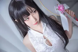 Coser MianBing XianEr: Elegant & Alluring in White Qipao - Stunning Cosplay Photo Collection - image 9