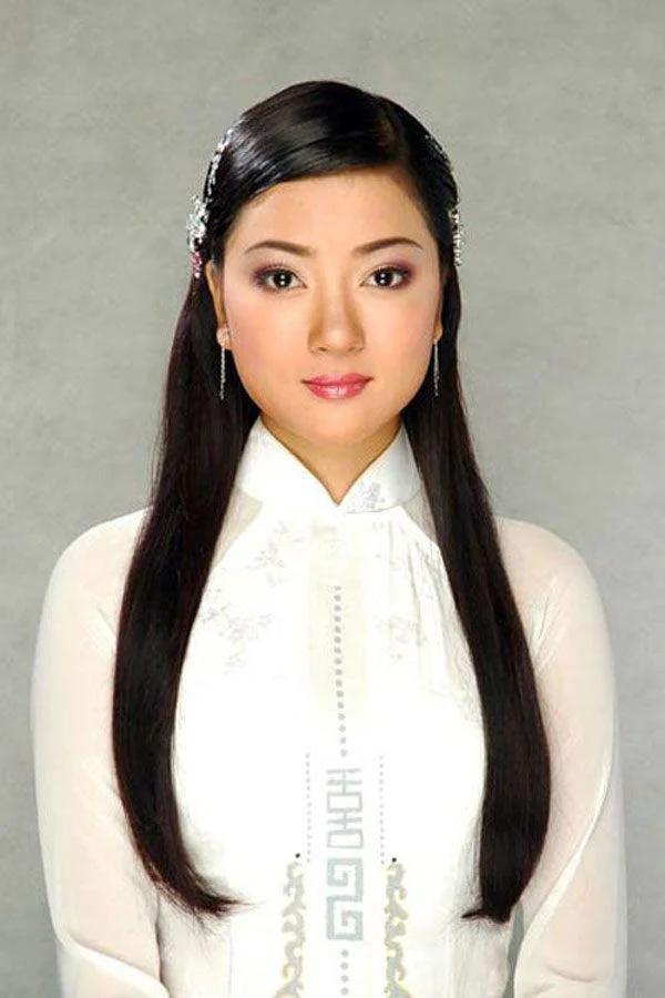 The Evolution of Vietnamese Beauty Icons: Addressing Plastic Surgery Rumors and Timeless Elegance in the Spotlight