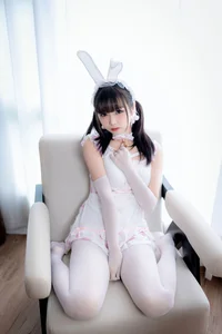 Elegant Soft Girl Aesthetic Photography: Shi Wan Zhen Zhi Fu Te in White Peach Oolong Milk Tea Inspired Fashion Look (Part 01) - image 4