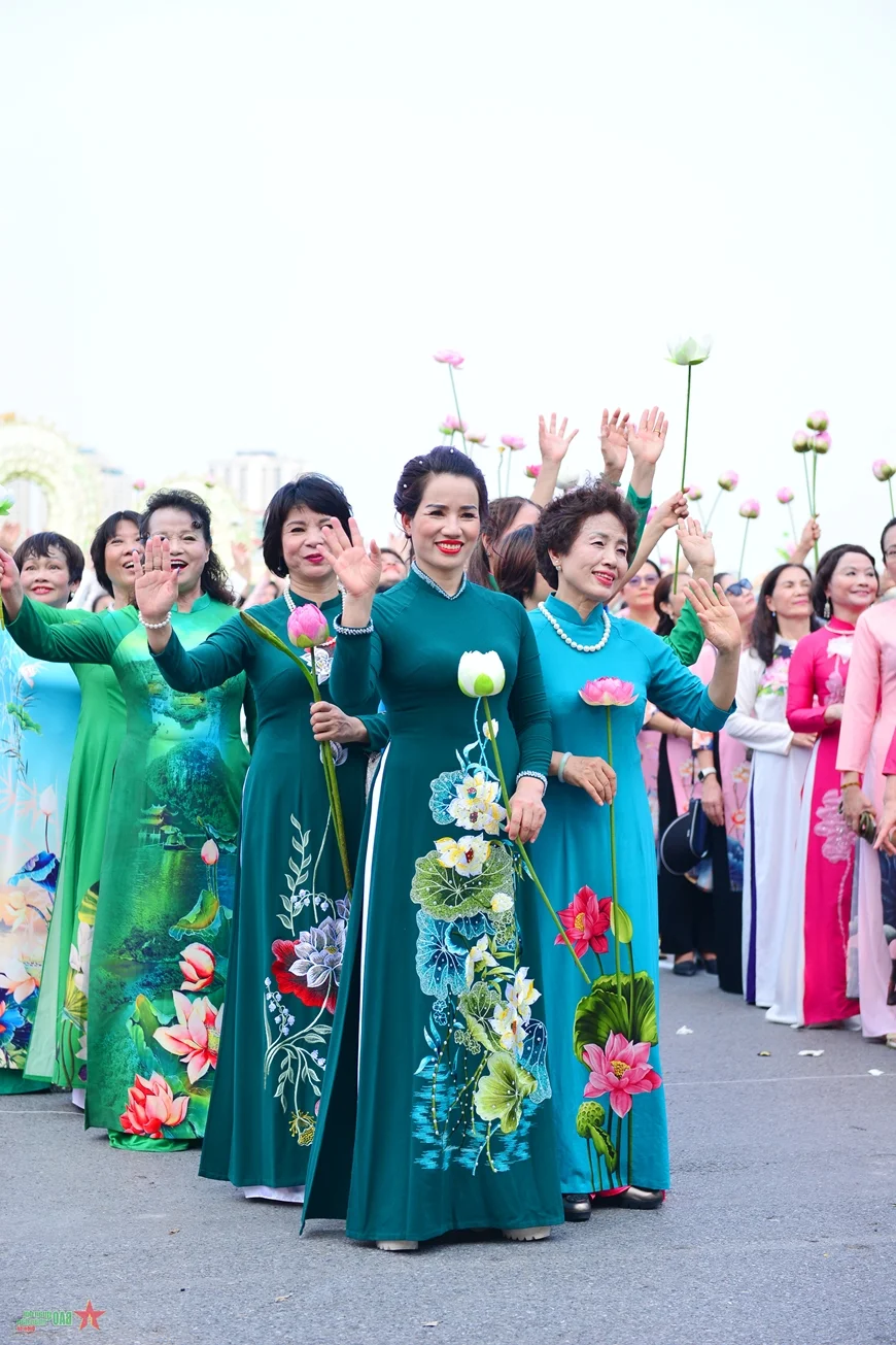 1,000 People Set New Record Wearing Traditional Vietnamese Ao Dai with Lotus Patterns