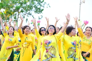 1,000 People Set New Record Wearing Traditional Vietnamese Ao Dai with Lotus Patterns - image 3