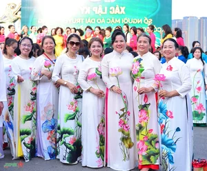 1,000 People Set New Record Wearing Traditional Vietnamese Ao Dai with Lotus Patterns - image 4