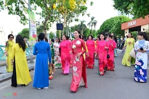 1,000 People Set New Record Wearing Traditional Vietnamese Ao Dai with Lotus Patterns - image 2