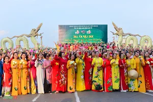 1,000 People Set New Record Wearing Traditional Vietnamese Ao Dai with Lotus Patterns - image 7