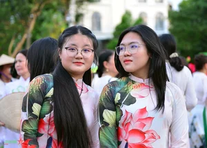 1,000 People Set New Record Wearing Traditional Vietnamese Ao Dai with Lotus Patterns - image 1
