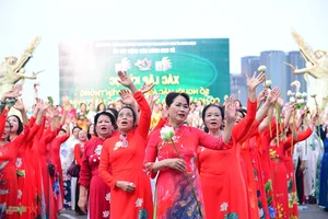 1,000 People Set New Record Wearing Traditional Vietnamese Ao Dai with Lotus Patterns - image 5