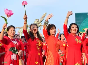 1,000 People Set New Record Wearing Traditional Vietnamese Ao Dai with Lotus Patterns - image 6