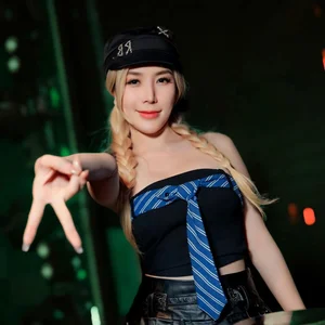 Exploring the Glamorous Style and Career of Thao Bebe, Wife of Singer Khac Viet - image 7