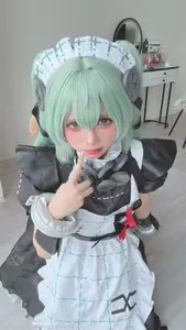 Coser PoppaChan - Corin: Captivating Green-Haired Maid Cosplay Unveiled - image 1