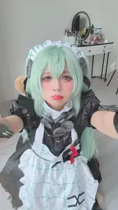 Coser PoppaChan - Corin: Captivating Green-Haired Maid Cosplay Unveiled - image 3