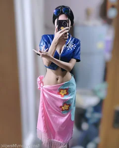Captivating Nico Robin Cosplay by lMusicl: A Sun-Drenched Seaside Adventure - image 11