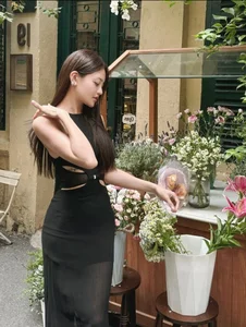 Celebrity Style Gallery: Thuỳ Anh’s Floral Elegance and Đào Lan Phương’s Stunning Bikini Look - image 4