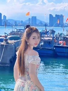 Celebrity Style Gallery: Thuỳ Anh’s Floral Elegance and Đào Lan Phương’s Stunning Bikini Look - image 1