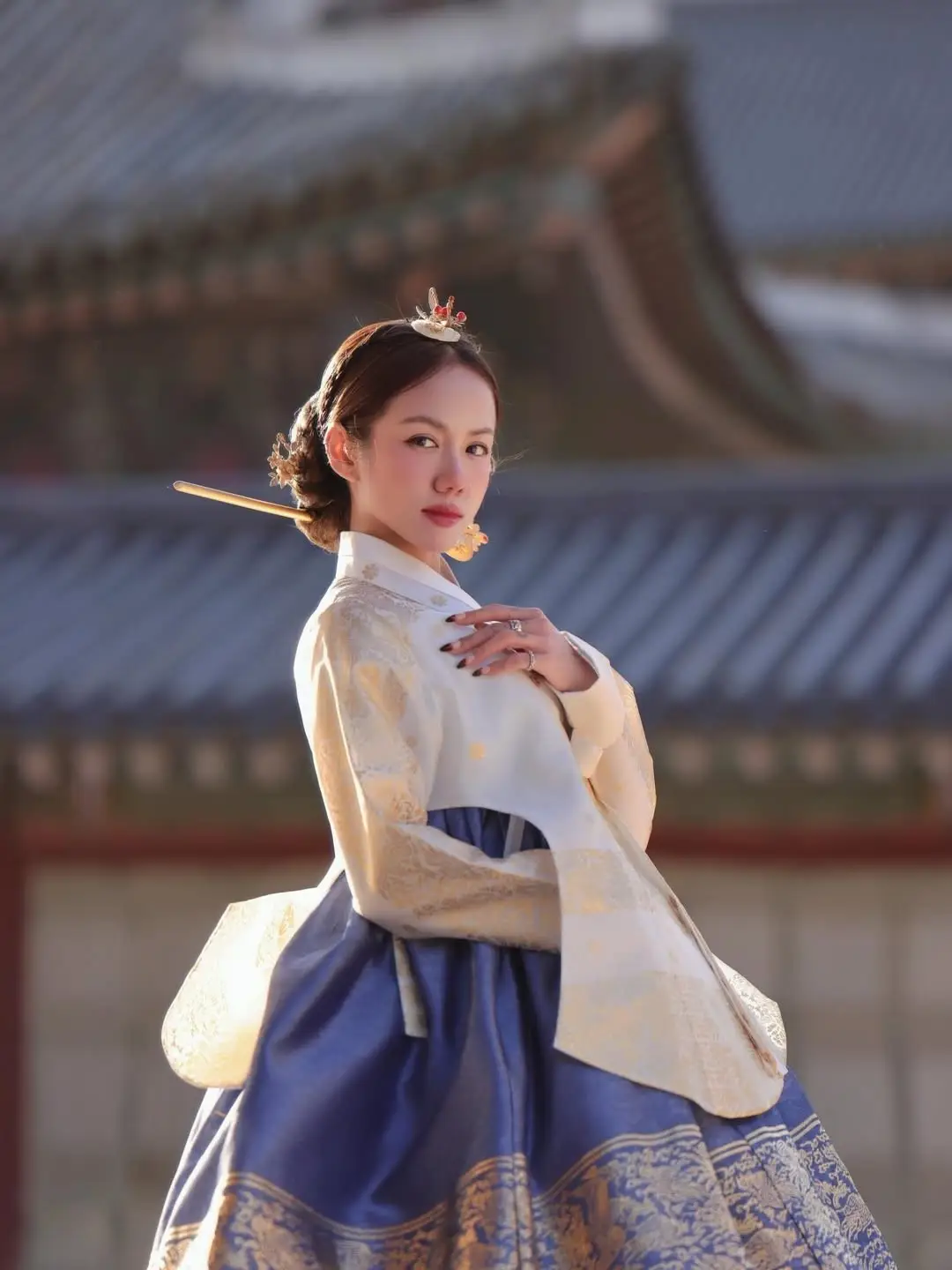 Phuong Ly Transforms into a Regal Korean Consort in Exquisite Hanbok at Ancient Palace