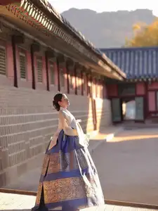 Phuong Ly Transforms into a Regal Korean Consort in Exquisite Hanbok at Ancient Palace - image 4