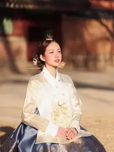 Phuong Ly Transforms into a Regal Korean Consort in Exquisite Hanbok at Ancient Palace - image 7