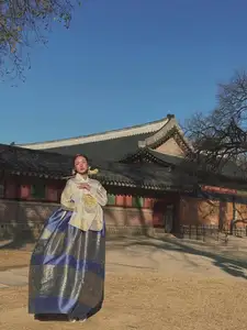 Phuong Ly Transforms into a Regal Korean Consort in Exquisite Hanbok at Ancient Palace - image 3