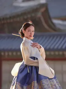 Phuong Ly Transforms into a Regal Korean Consort in Exquisite Hanbok at Ancient Palace - image 0