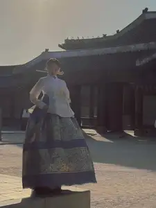 Phuong Ly Transforms into a Regal Korean Consort in Exquisite Hanbok at Ancient Palace - image 1