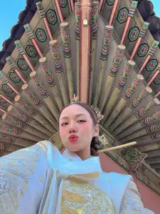 Phuong Ly Transforms into a Regal Korean Consort in Exquisite Hanbok at Ancient Palace - image 10