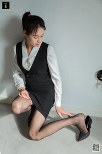 IESS Model Xiao Xiao: Professional Elegance in the Meeting the Female Boss Collection - image 64