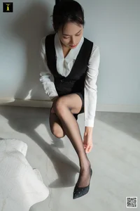 IESS Model Xiao Xiao: Professional Elegance in the Meeting the Female Boss Collection - image 3