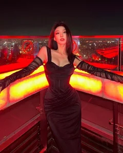 The Designer as the Muse: Chinese Fashion Visionary Showcases Model-Worthy Physique - image 4