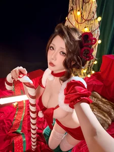 Stunning 2025 Christmas Cosplay by Hoshilily: Xing Zhi Chi Chi Festive Holiday Photoshoot – Cozy Winter Style Inspiration - image 3