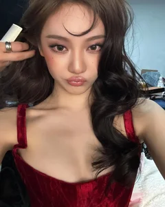 The Stunning Winter Aesthetic of Harbin's Beauties: A Viral Fashion Trend - image 7