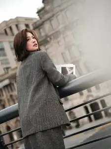 Truong Hoang Mai Anh: Chic Style, Captivating Aura at Shanghai Bund - image 2