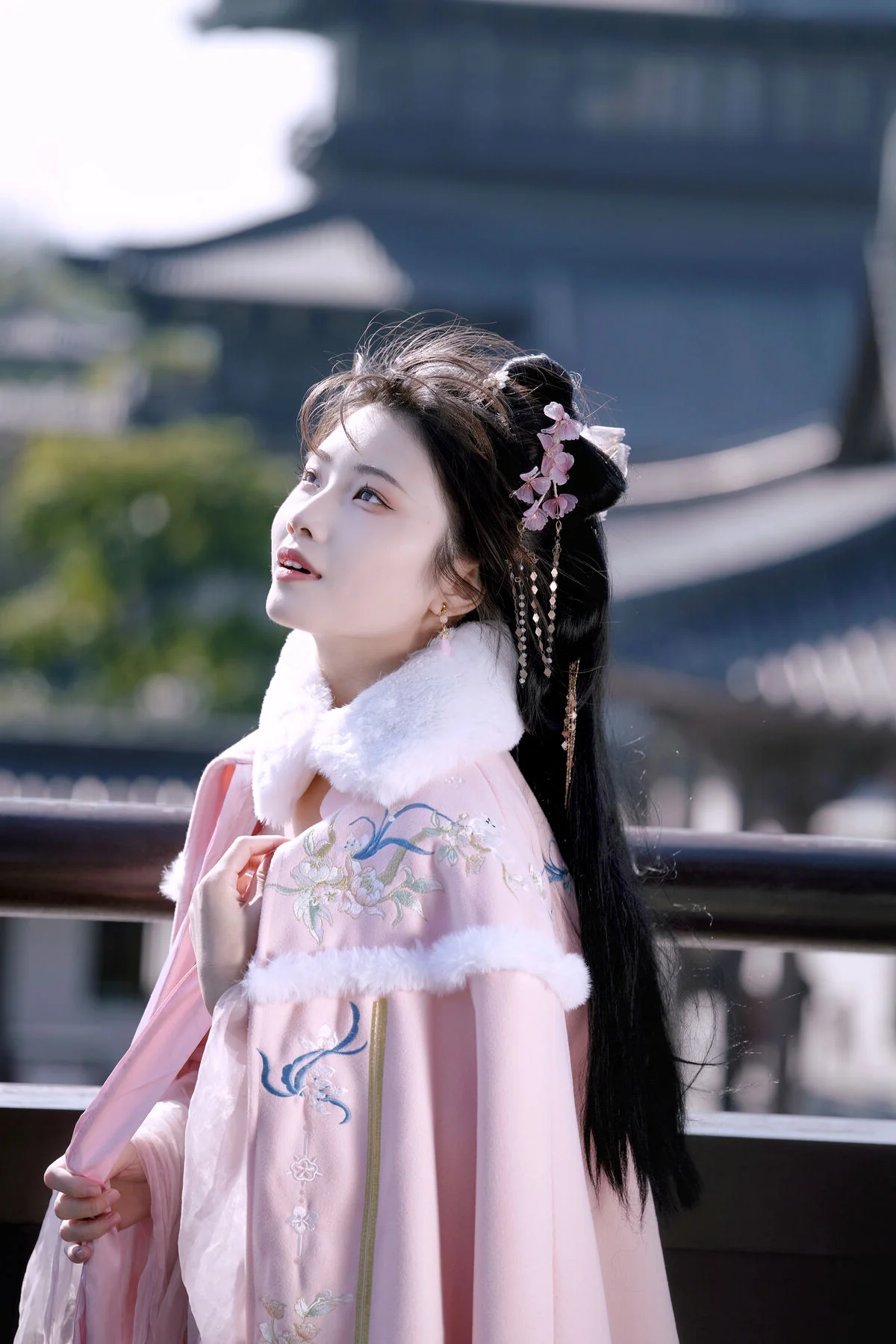 YiTuYu Art Language Vol.6775: Xiao Qi Featured in an Elegant and Artistic Fashion Portrait Series