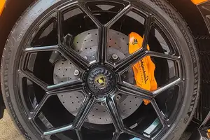 Lamborghini Aventador SVJ in Phu Yen: Luxury Supercar Meets Unique Street Cuisine - image 0