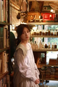 YiTuYu Art Language Vol.10294: Elegant Portraits Featuring Xue Xue 2233 Photobook - image 2