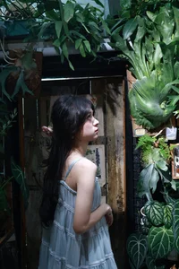 YiTuYu Art Language Vol.10294: Elegant Portraits Featuring Xue Xue 2233 Photobook - image 3
