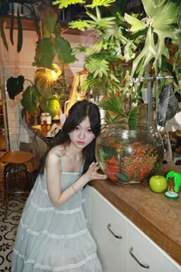 YiTuYu Art Language Vol.10294: Elegant Portraits Featuring Xue Xue 2233 Photobook - image 4